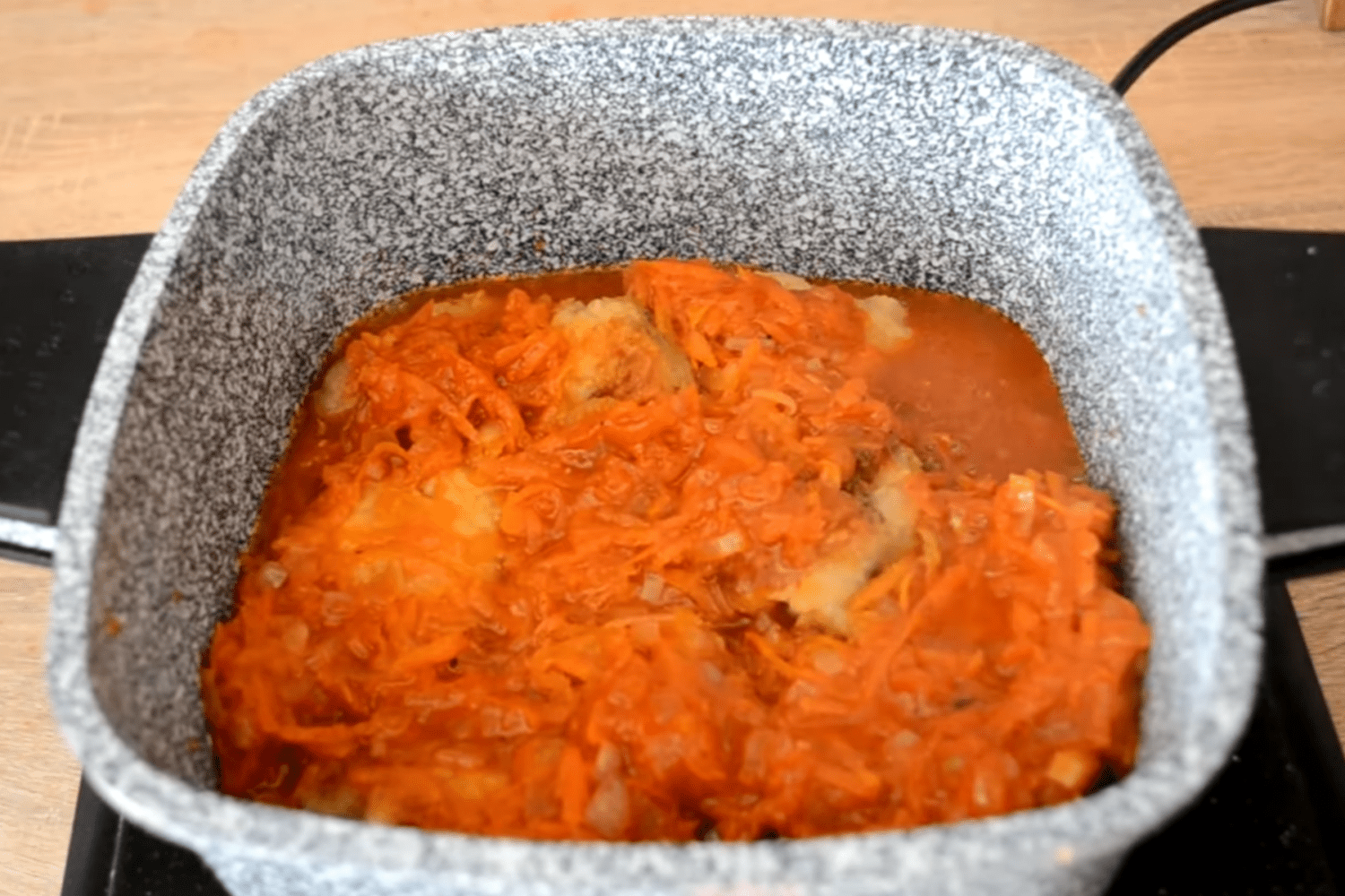 Кулінари розповіли, як приготувати ніжний і соковитий хек у томатному соусі