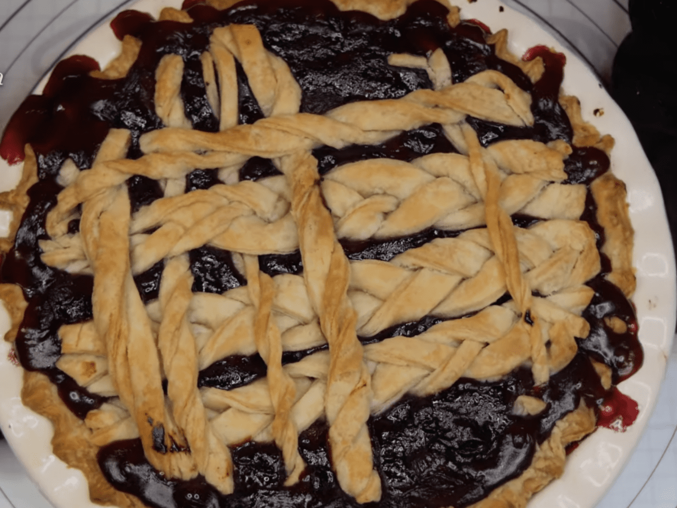 Кулінари поділились рецептом вишневого пирога зі сметанним кремом