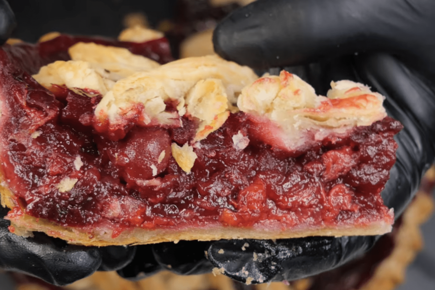 Кулінари поділились рецептом вишневого пирога зі сметанним кремом