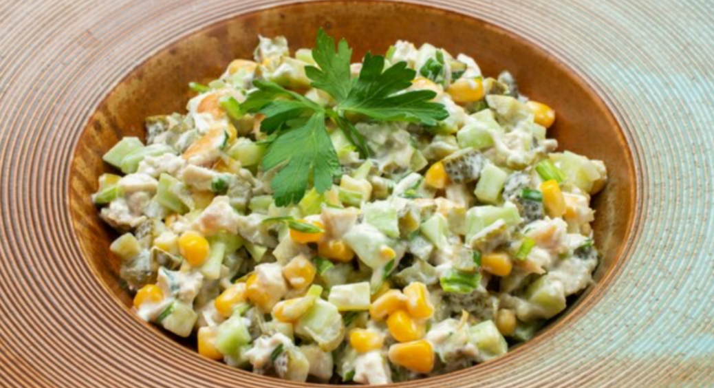 Якийсь божевільно смачний салат! Дочка просить його щотижня: увесь секрет у гливі 