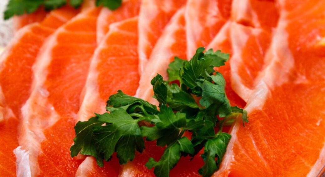 Напрочуд економно та дуже смачно: хмельничани засолюють червону рибу лише так – 1 спосіб 