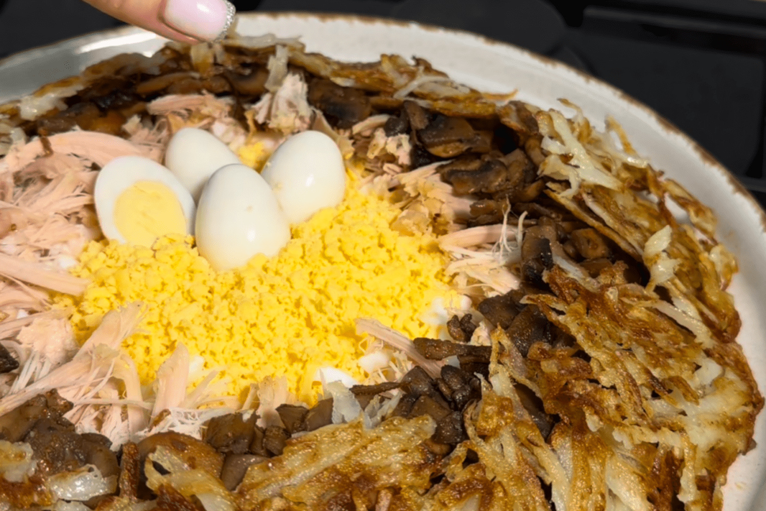 Кулінари розсекретили ситний та бюджетний рецепт салату з курки та грибів