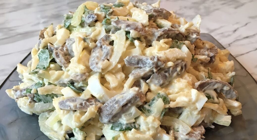 Зі столу зникне за 5 хвилин: готуємо бюджетний салат з 5 продуктів – смакота ще та 