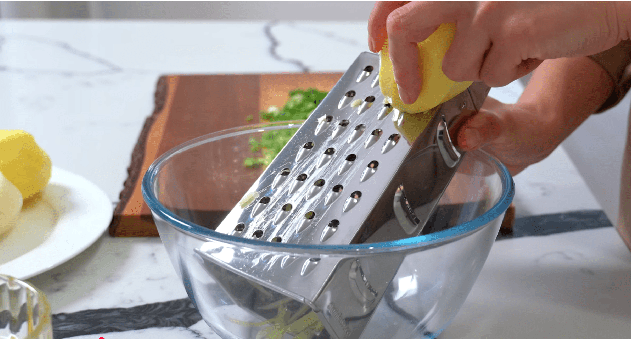 Кулінари показали цікавий рецепт з картоплі та сосисок