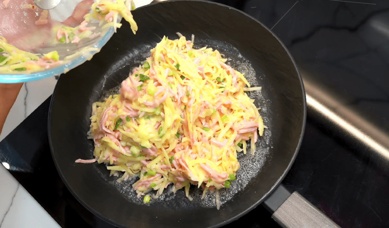 Кулінари показали цікавий рецепт з картоплі та сосисок Кулінари показали цікавий рецепт з картоплі та сосисок