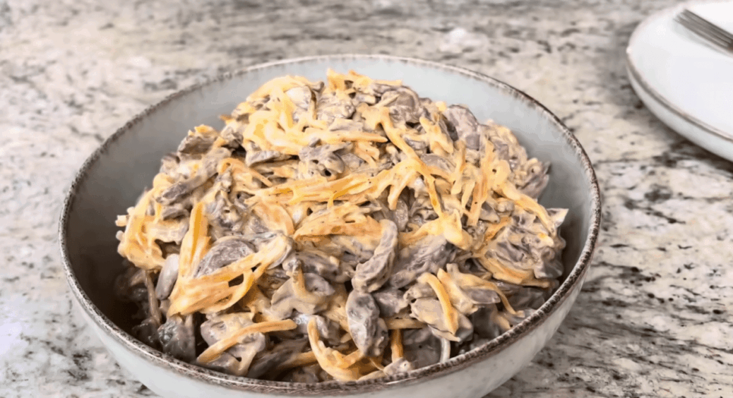 Багатий на вітамін B12 салат по-павлоградськи із 5 інгредієнтів: в основі – курячі сердечка 