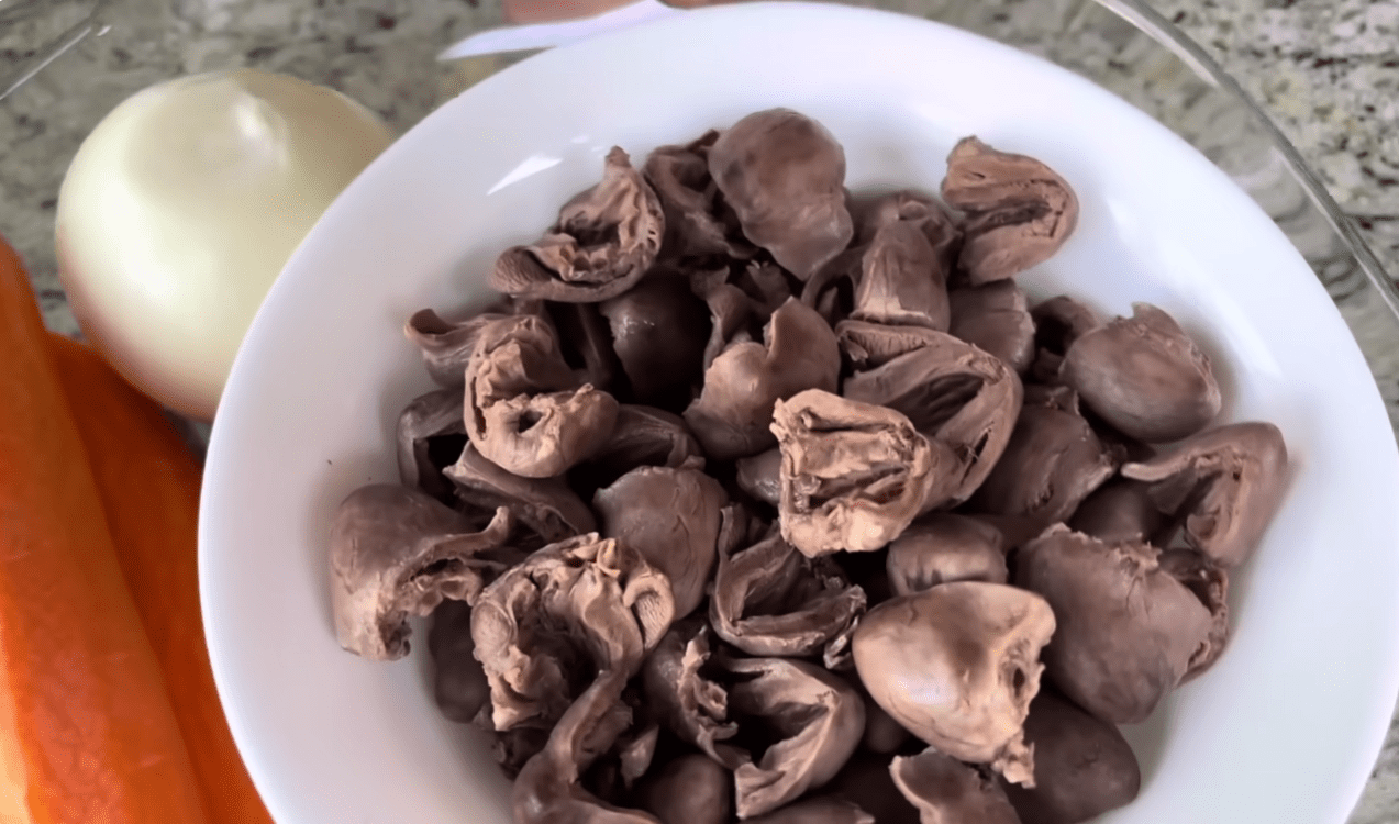 Рецепт смачного салату з курячих сердечок: багатий на вітамін B12