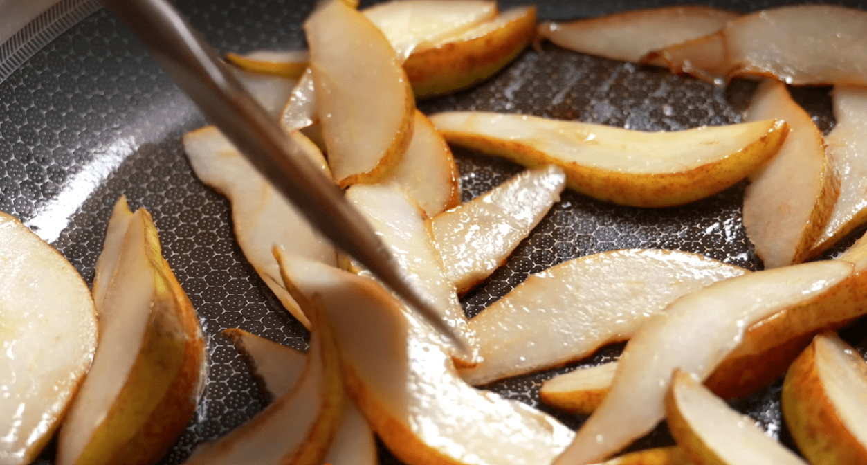 Рецепт салату, який зазвичай готують тільки для особливих гостей: хіт 2026 року