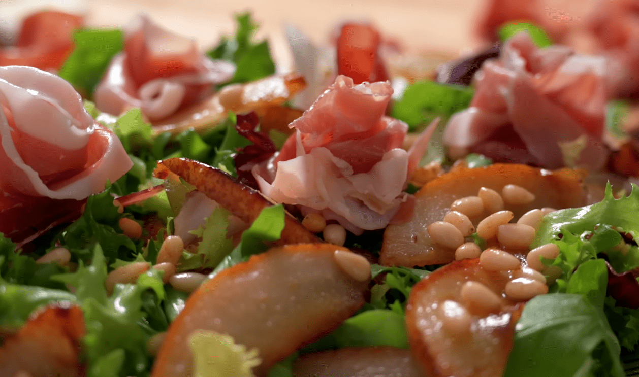 Рецепт салату, який зазвичай готують тільки для особливих гостей: хіт 2026 року