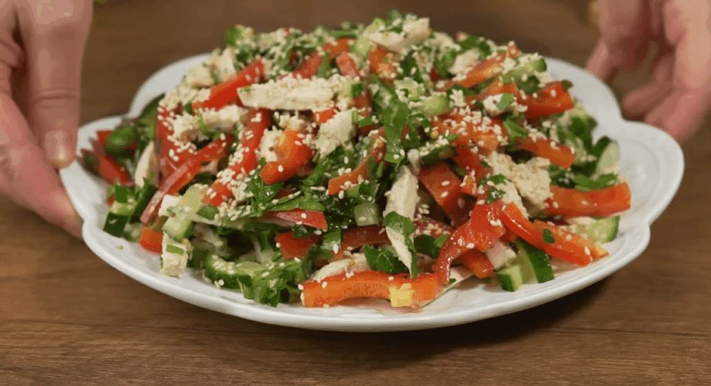 Напрочуд економно та дуже смачно: львів’янки готують на вечерю салат “Родина” без цибулі 