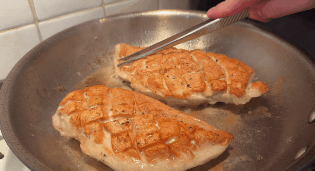 Курка на сковороді з овочами за 25 хвилин: виходить соковито, ароматно і без зайвого жиру 