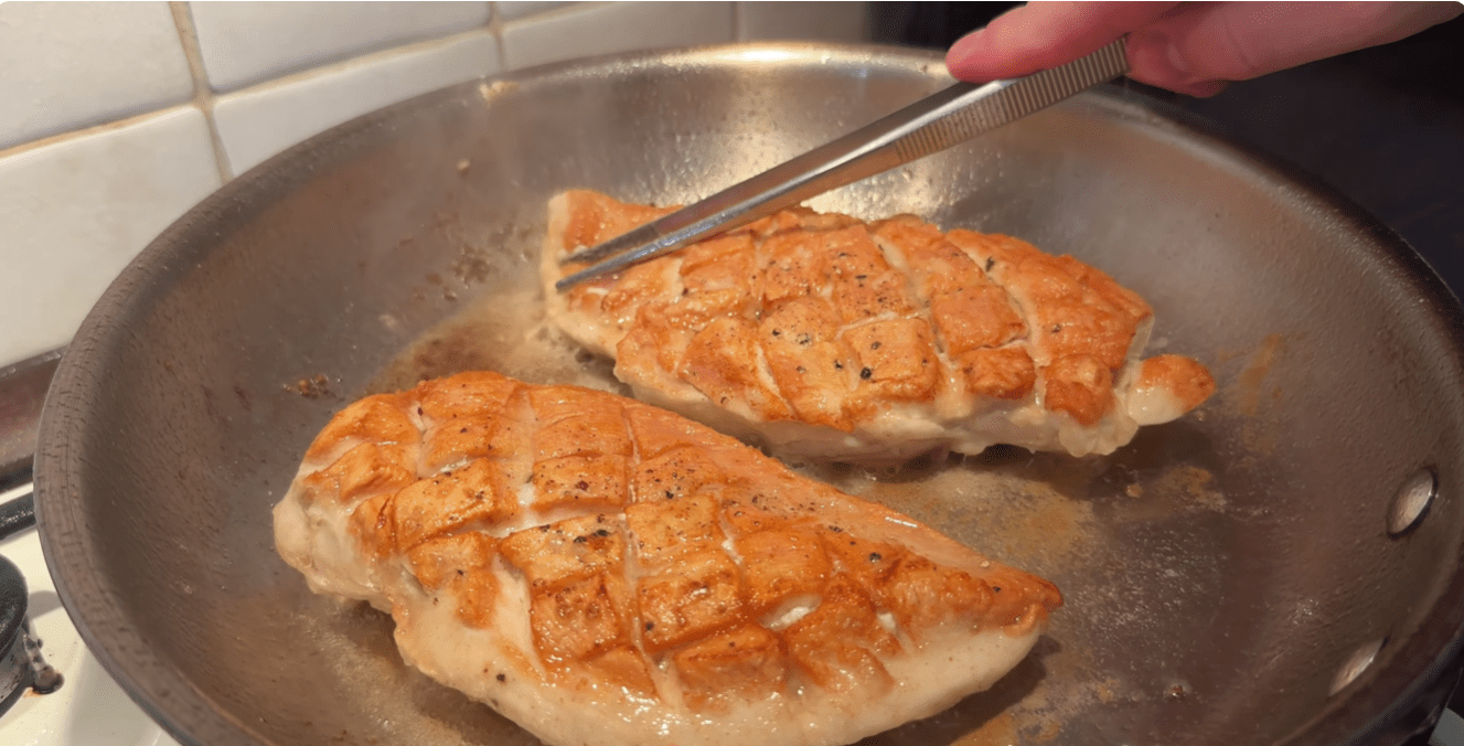 Кулінари назвали рецепт соковитої курки з овочами на сковороді