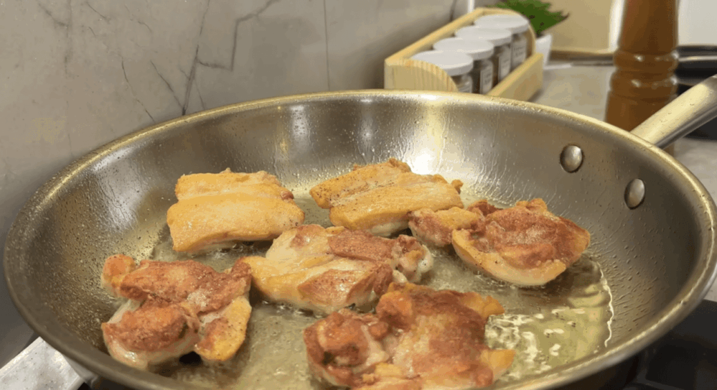 Не лише в духовці або на мангалі: як смачно приготувати курятину на святковий стіл 