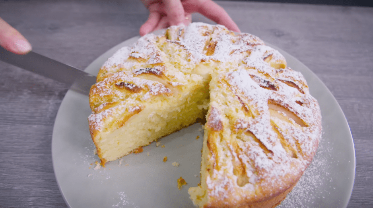 Кухарі зізналися, чому стали знову пекти Шарлотку замість Медовика і Наполеона