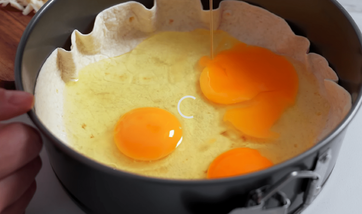 Рецепт нової страви на сніданок з яєць, лаваша та будь-яких додаткових продуктів