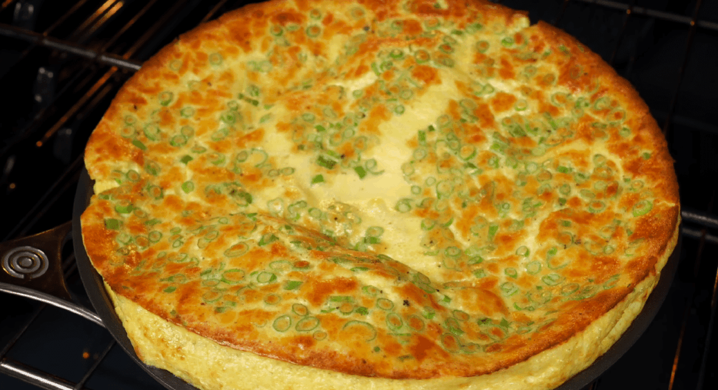 Лінивий, але стабільно ідеальний. Експерти зійшлися на одному лайфхаку для приготування омлету 