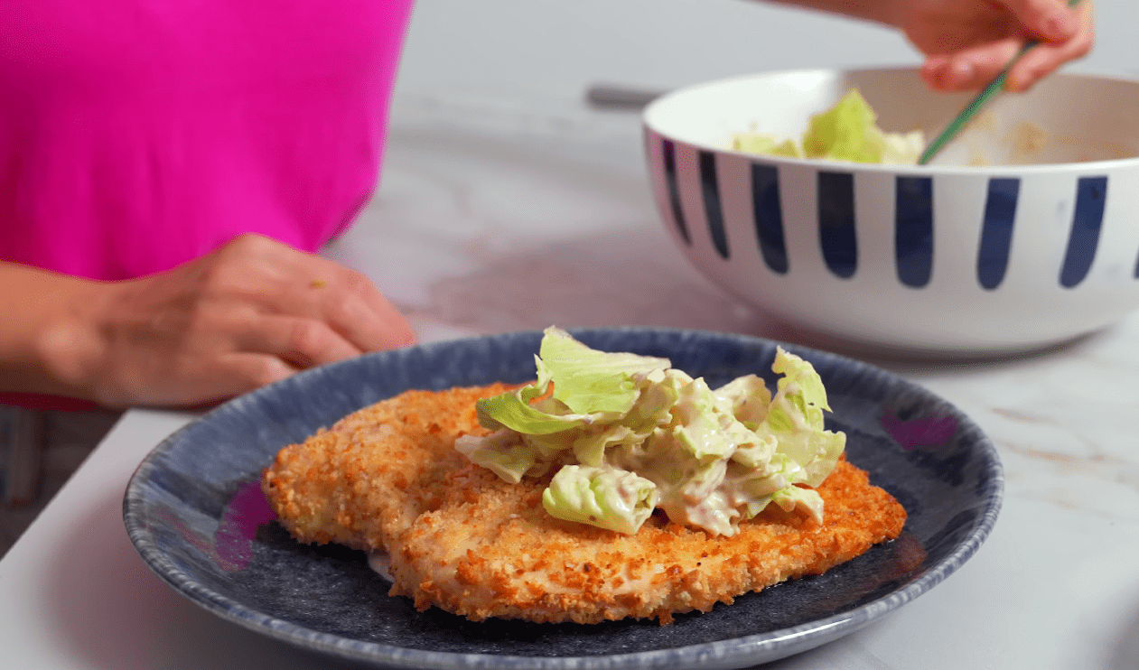 Рецепт соковитого курячого філе з соусом Цезар