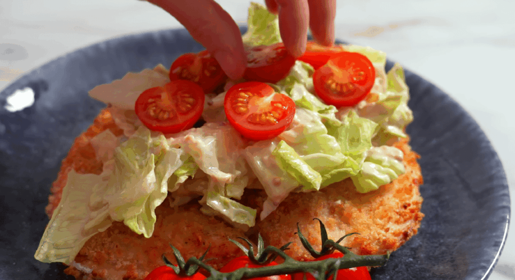 Не лише салат, а й курка: як смачно приготувати філе з соусом Цезар на святковий стіл 