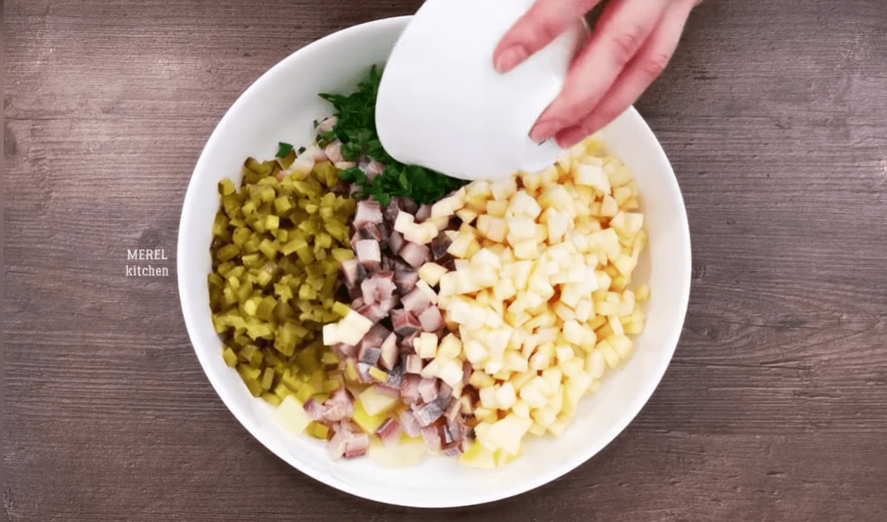 Кулінари дали рецепт нового салату з оселедцем, який смачніший за Шубу