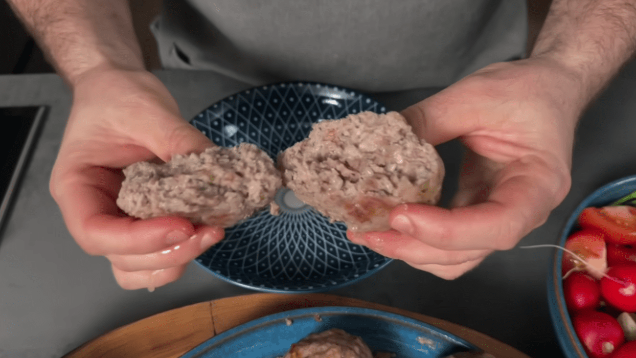 Кулінари розповіли, як вдома приготувати справжні котлети по-берлінськи