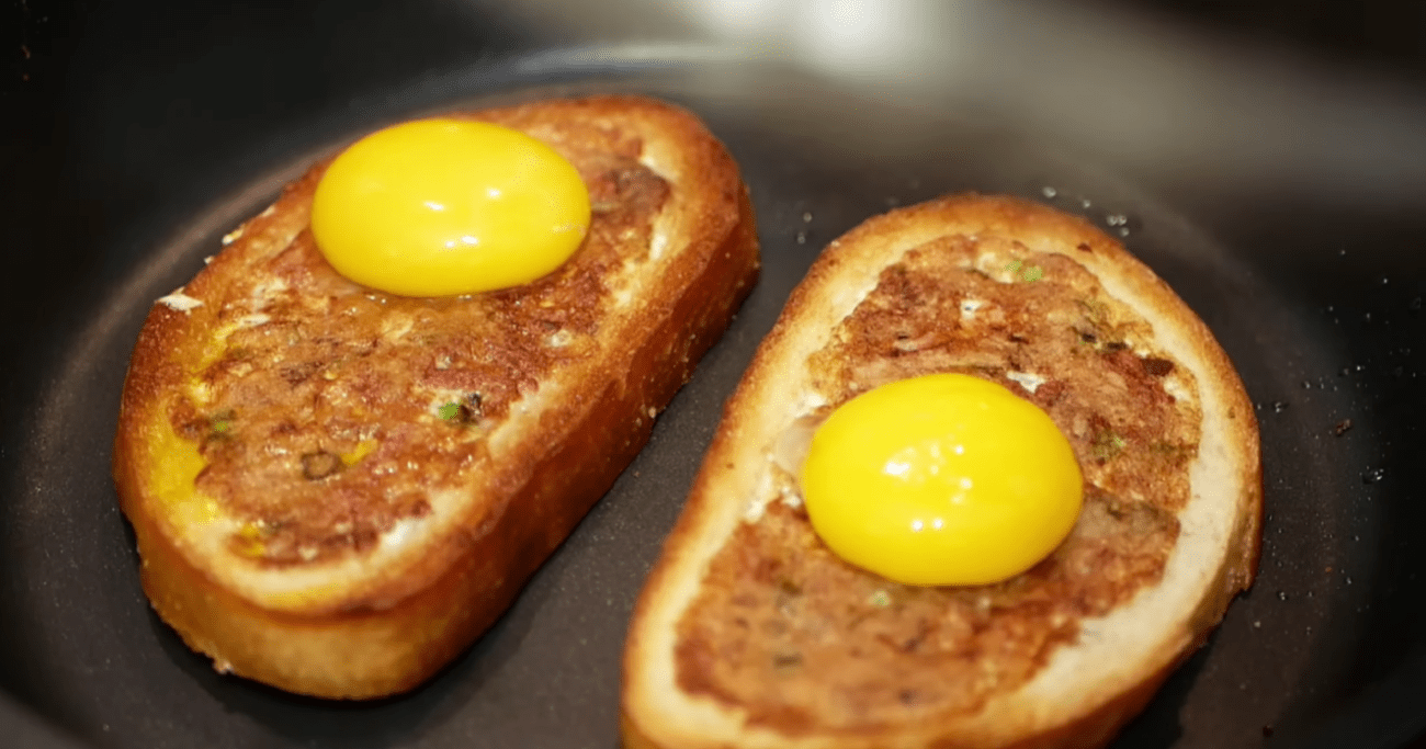 Рецепт смачного та ситного сніданку з яйцем, який часто їдять у Німеччині