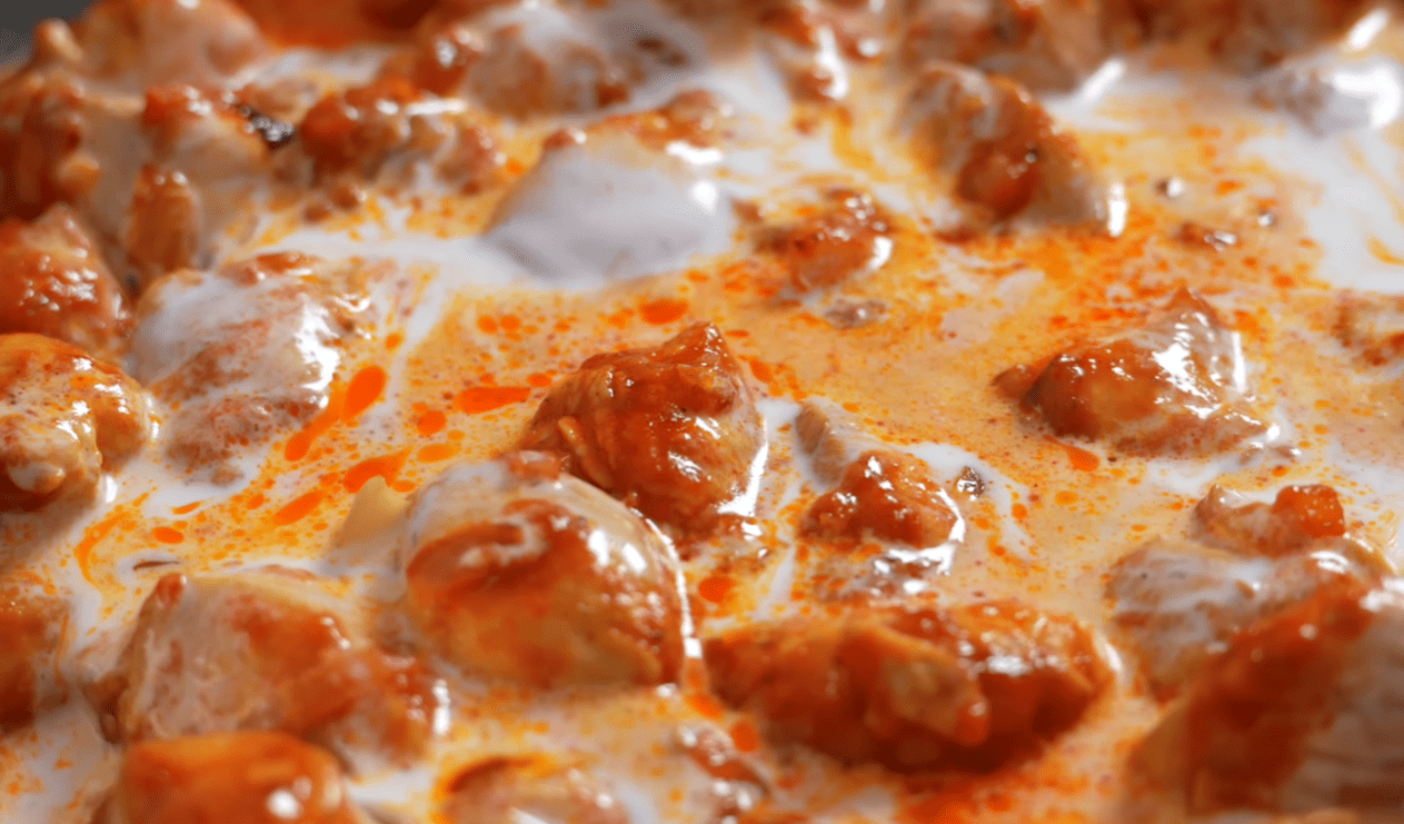 Рецепт страви з курячого філе з ніжним ароматним соусом