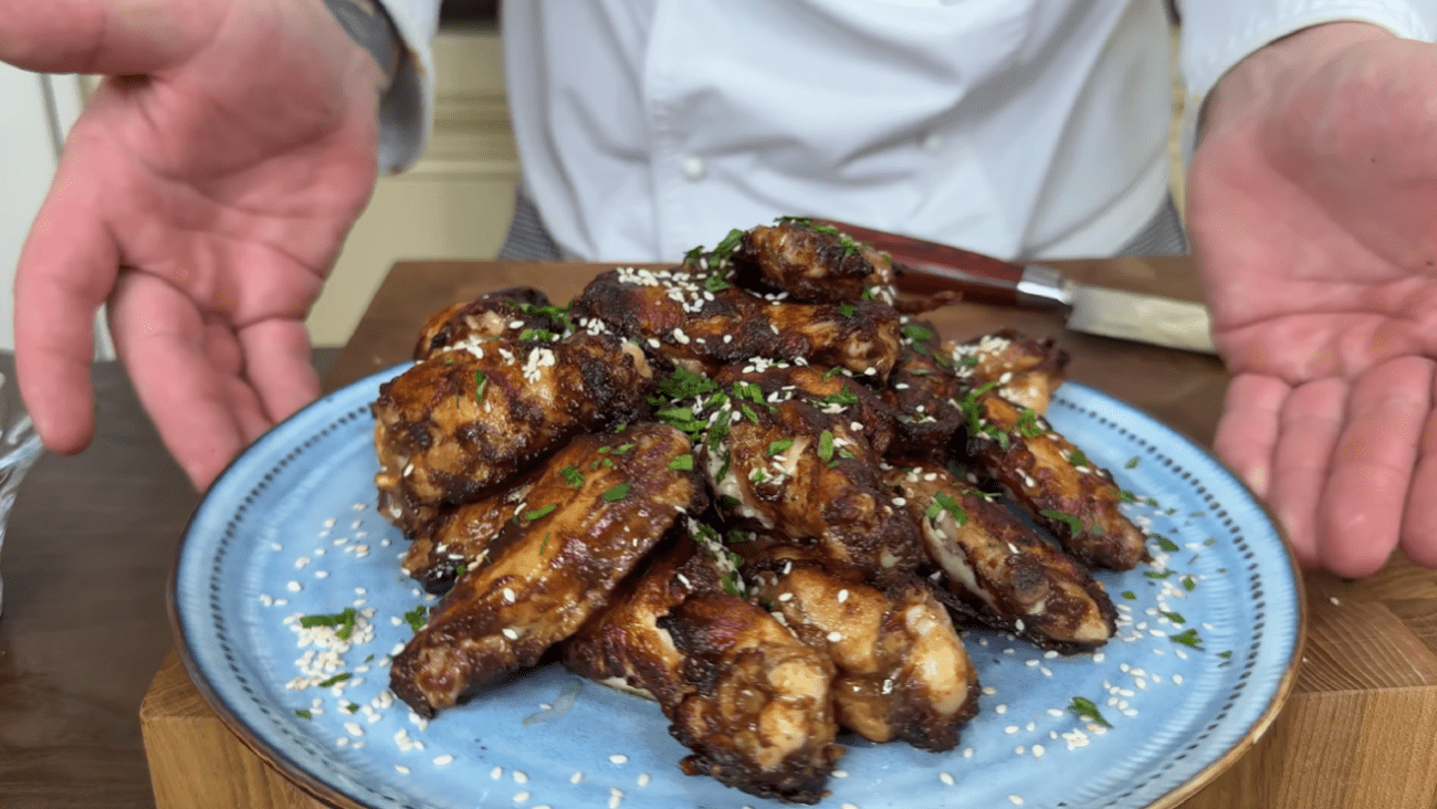 Рецепт курячих крилець зі справжнім соусом, які хочеться їсти без зупинки