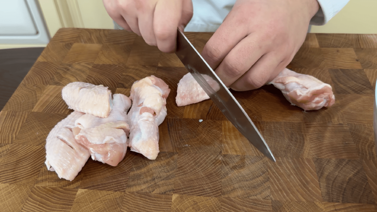 Рецепт курячих крилець зі справжнім соусом, які хочеться їсти без зупинки