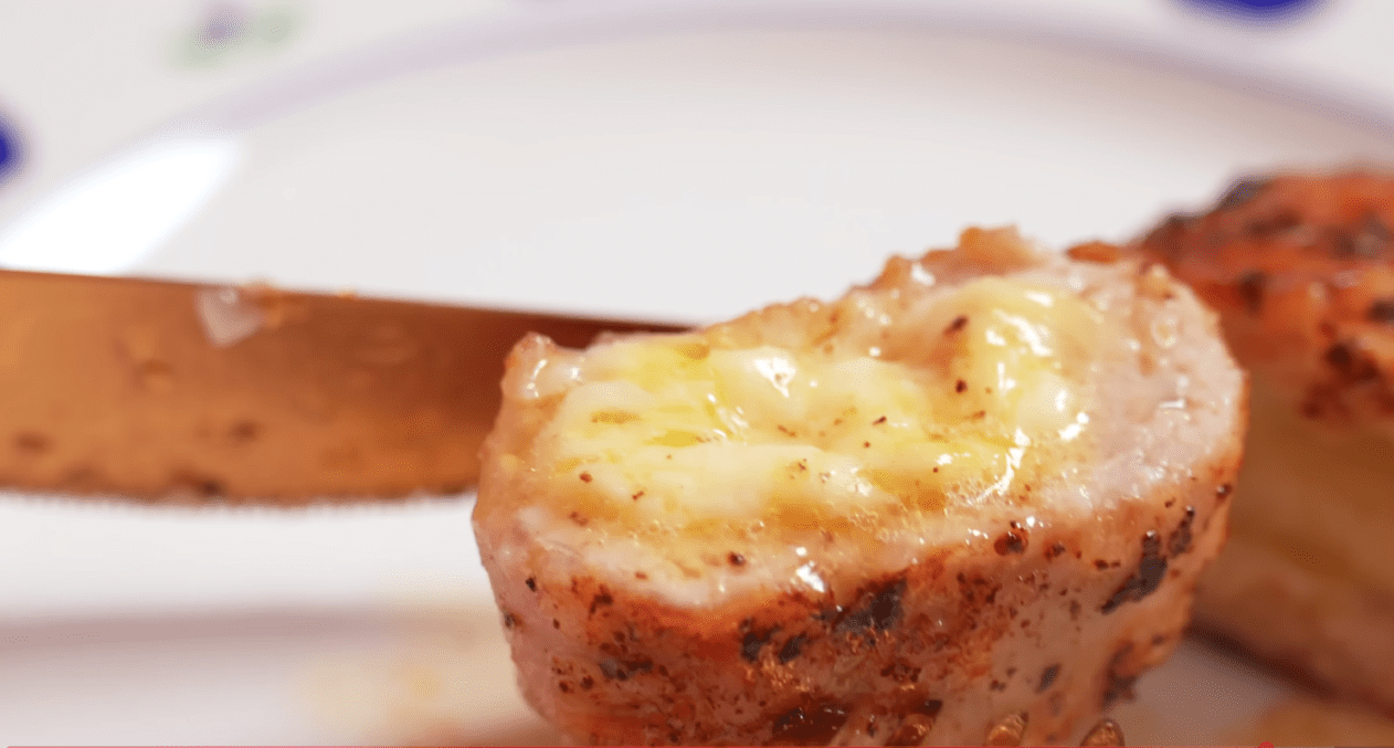 Рецепт найсоковитіших курячих котлет з начинкою із сиру та вершкового масла