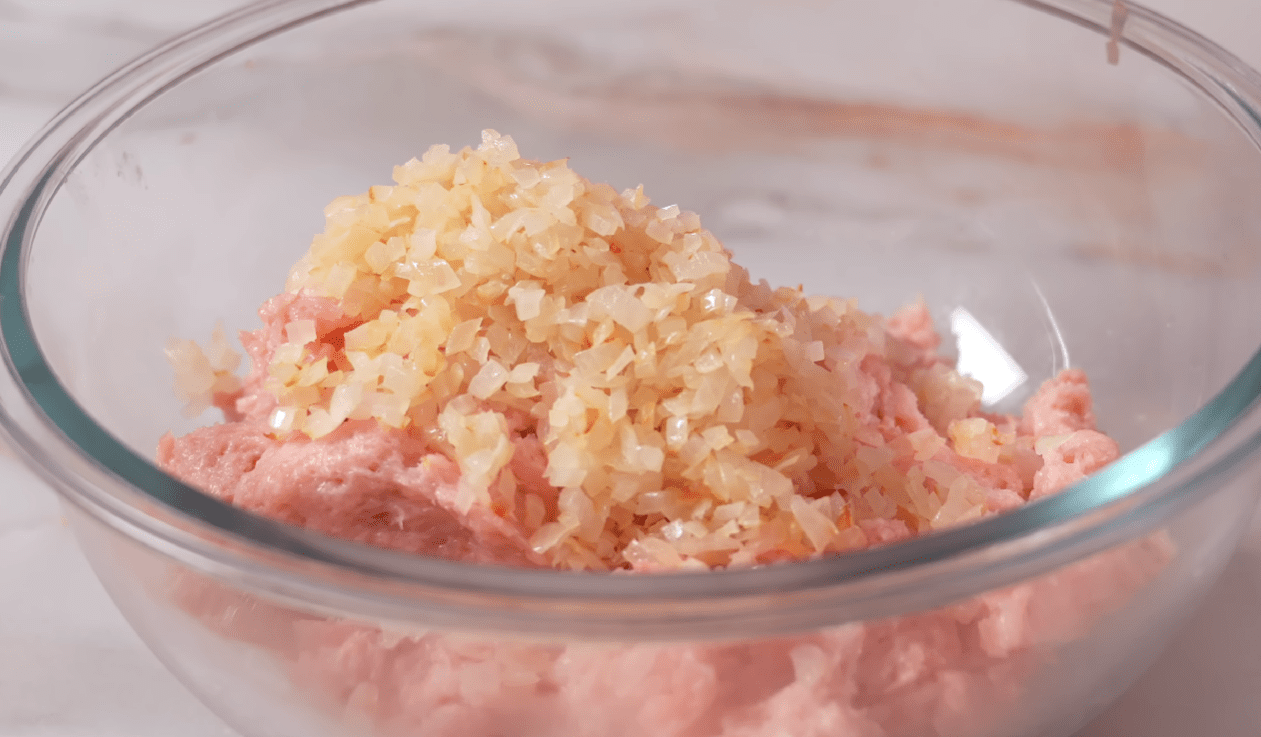 Рецепт найсоковитіших курячих котлет з начинкою із сиру та вершкового масла