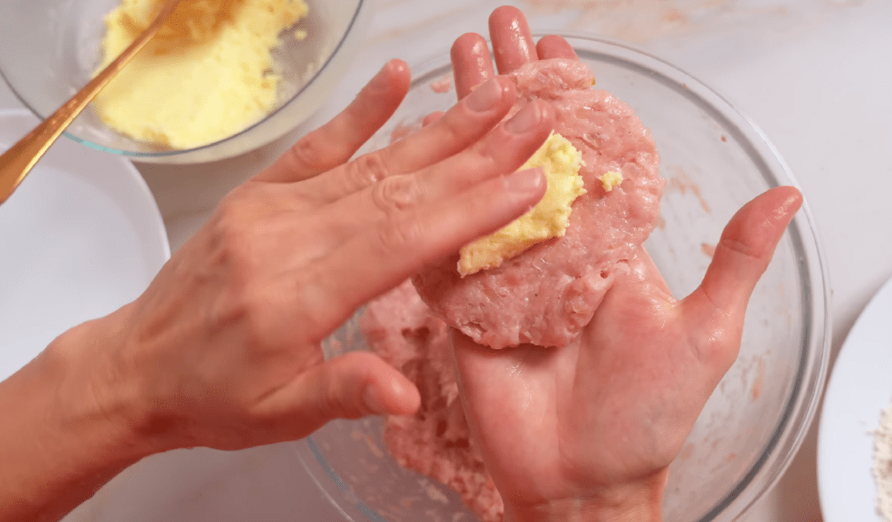 Рецепт найсоковитіших курячих котлет з начинкою із сиру та вершкового масла