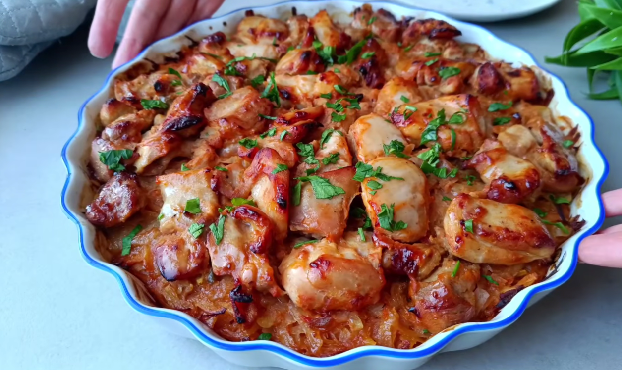 Рецепт неймовірно смачної страви з курки, капусти, картоплі: 3 в 1