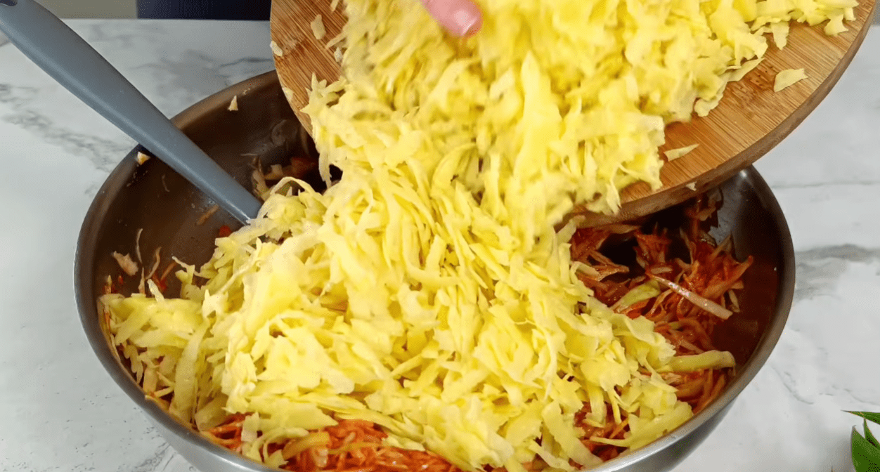 Рецепт неймовірно смачної страви з курки, капусти, картоплі: 3 в 1