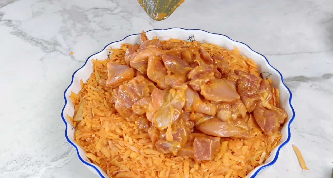 Рецепт неймовірно смачної страви з курки, капусти, картоплі: 3 в 1