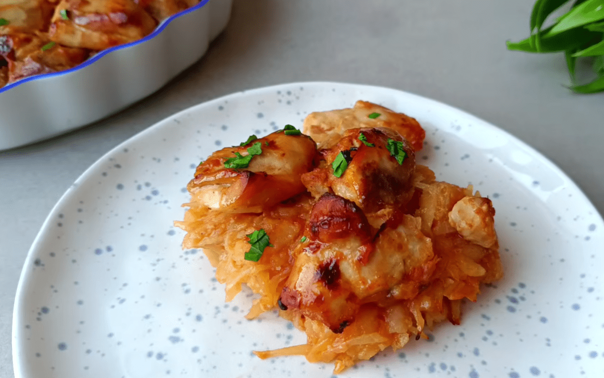 Рецепт неймовірно смачної страви з курки, капусти, картоплі: 3 в 1