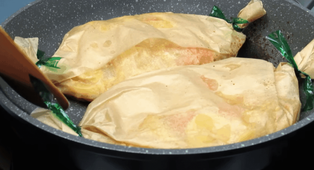 Просто загортаю у пергамент і на сковороду: як приготувати смачну вечерю швидше, ніж у духовці 