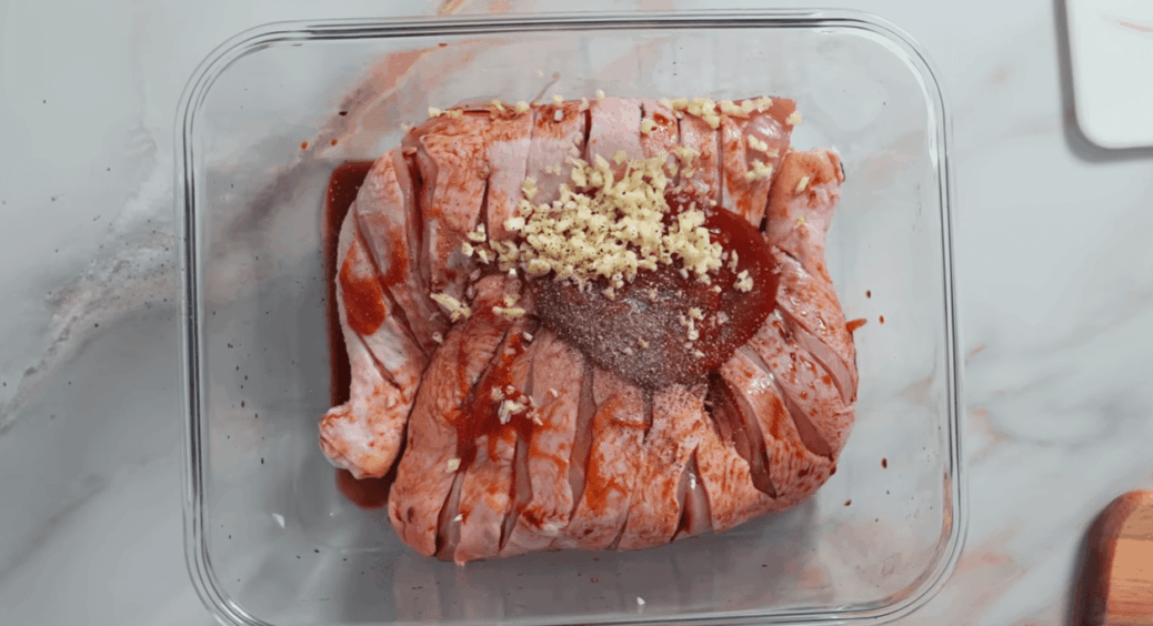 Щоб і шкірка зі скоринкою, і м’ясо соковите: чим намастити курячі стегенця перед запіканням 