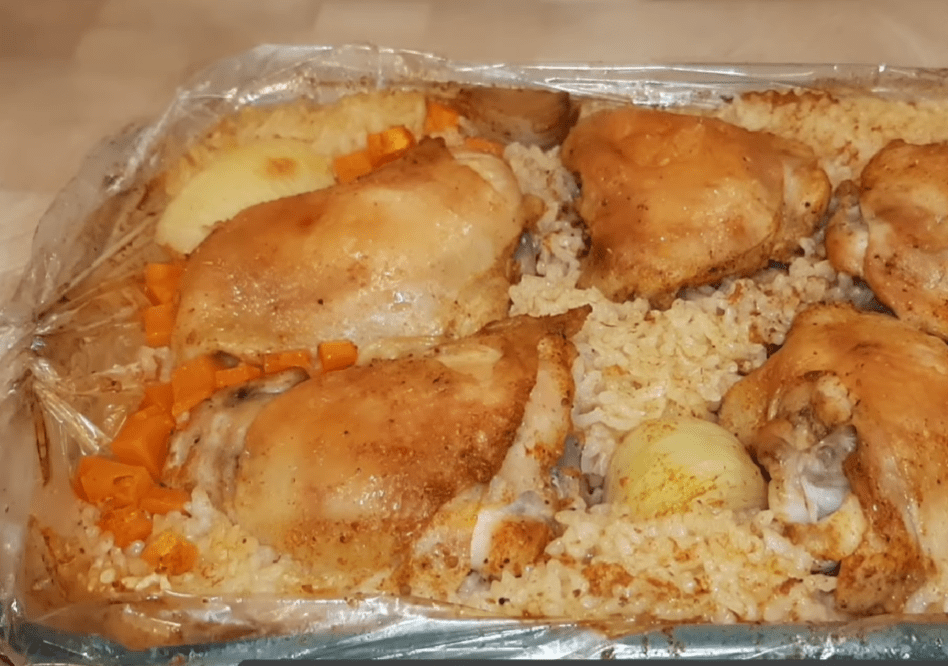 Рецепт смачної страви з м'ясом, рисом та овочами у рукаві замість плову