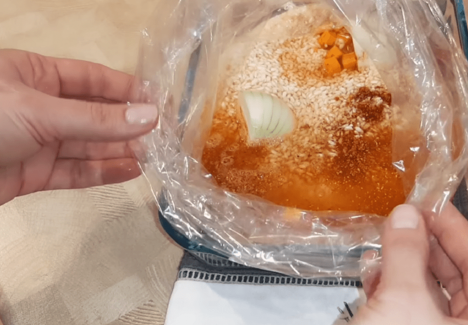 Рецепт смачної страви з м'ясом, рисом та овочами у рукаві замість плову