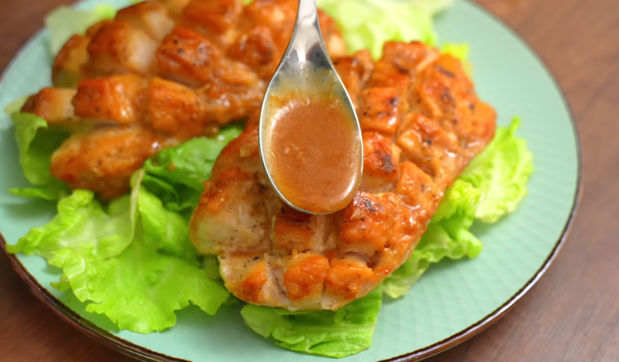 Рецепт курячої грудки у дуже смачному соусі на сковороді