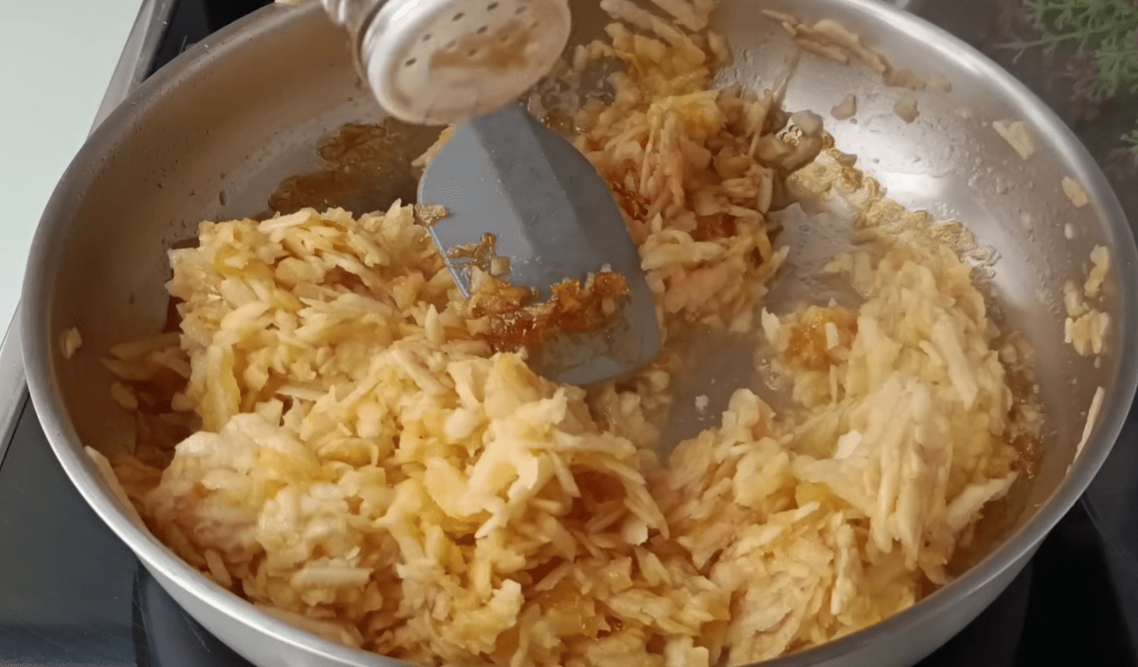 Рецепт найсмачнішого пирога з яблуками, який зовсім не схожий на Шарлотку