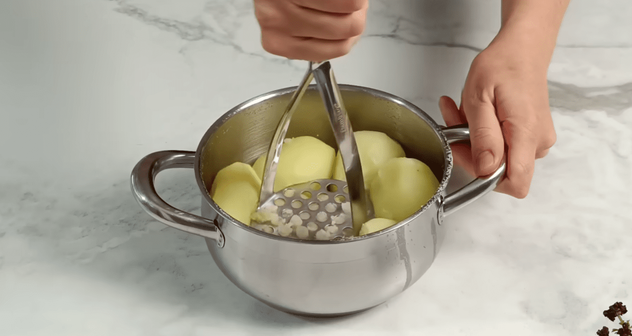 Кухарі поділилися цікавим рецептом з капустою і картоплею