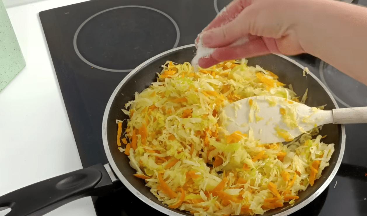 Кухарі поділилися цікавим рецептом з капустою і картоплею 