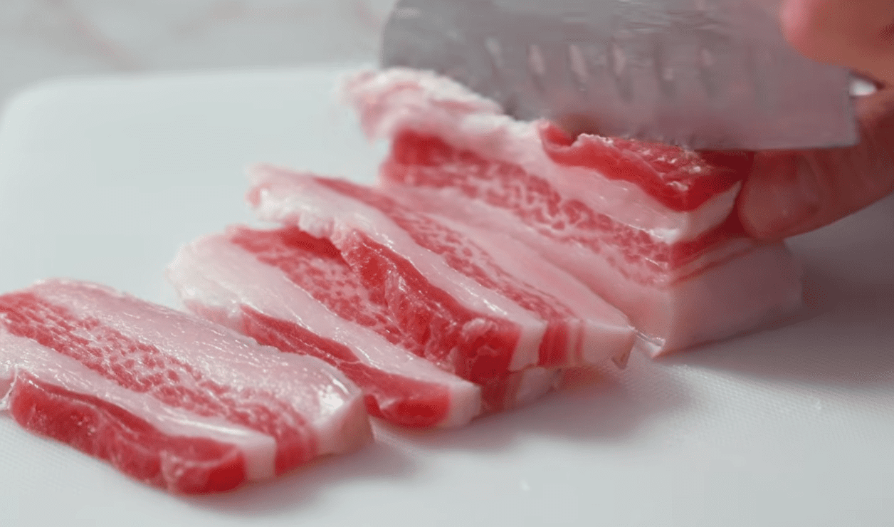 Цікавий рецепт кручеників з курячого філе, сала та журавлини