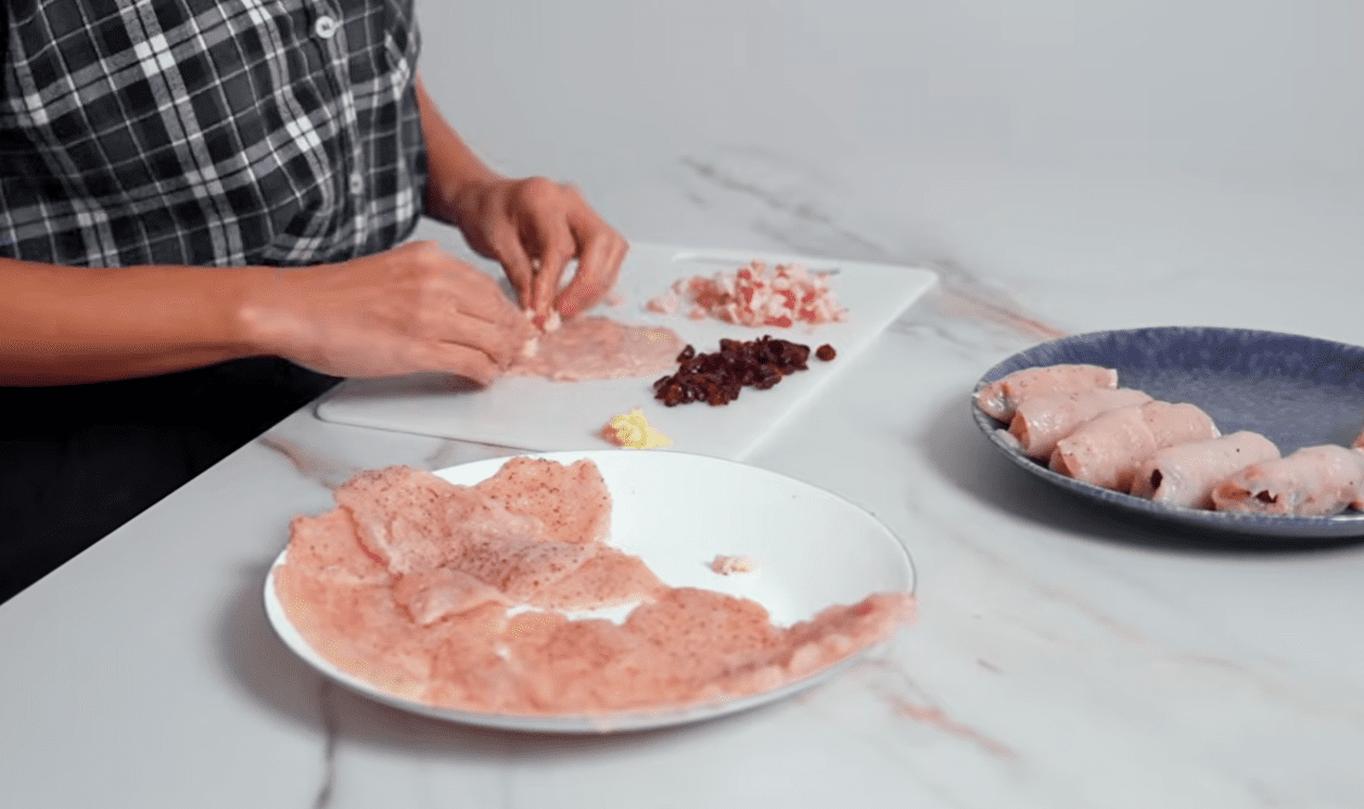 Цікавий рецепт кручеників з курячого філе, сала та журавлини