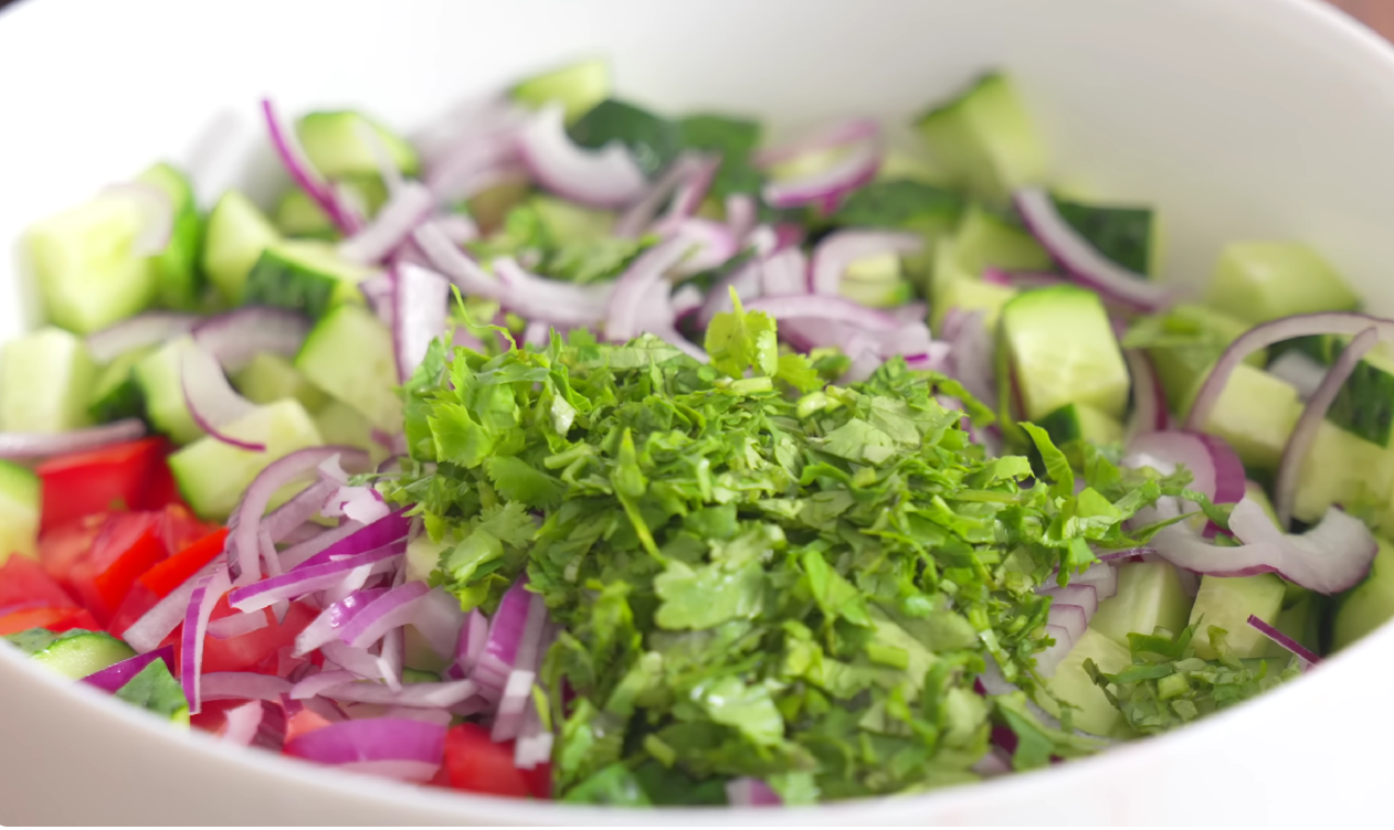 Рецепт модного вітамінного салату, який не зашкодить фігурі