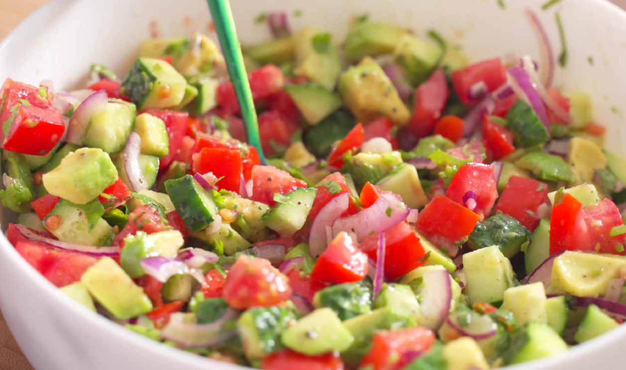 Рецепт модного вітамінного салату, який не зашкодить фігурі