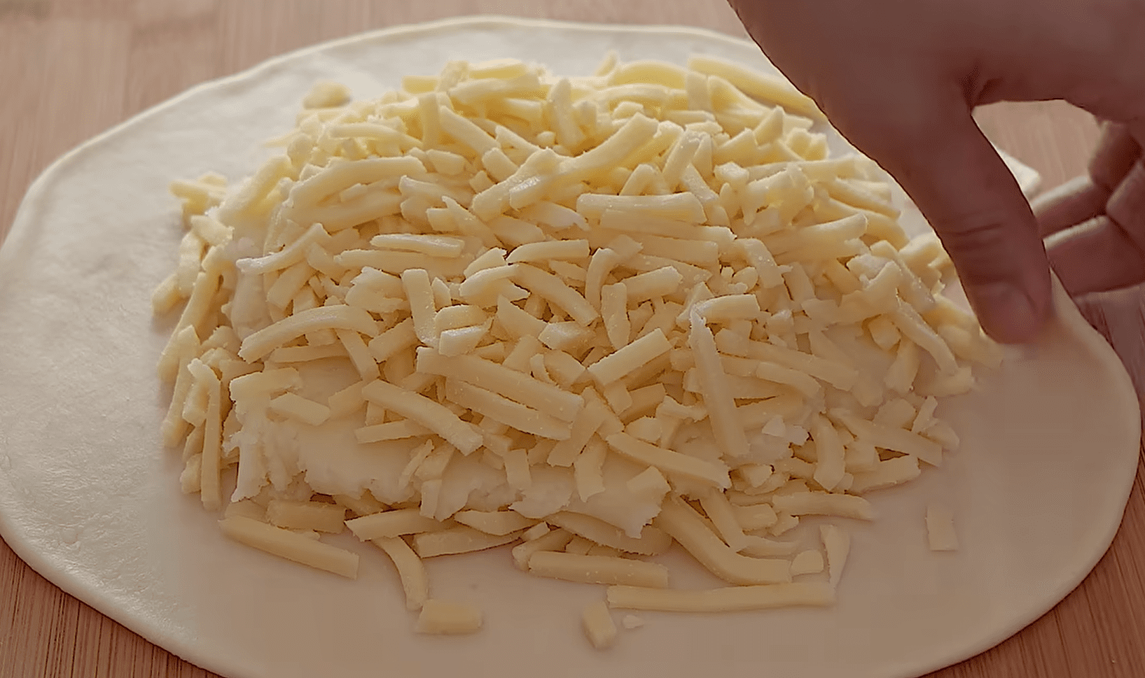 Рецепт дуже смачних і ніжних коржиків з картоплею та сиром на сковороді