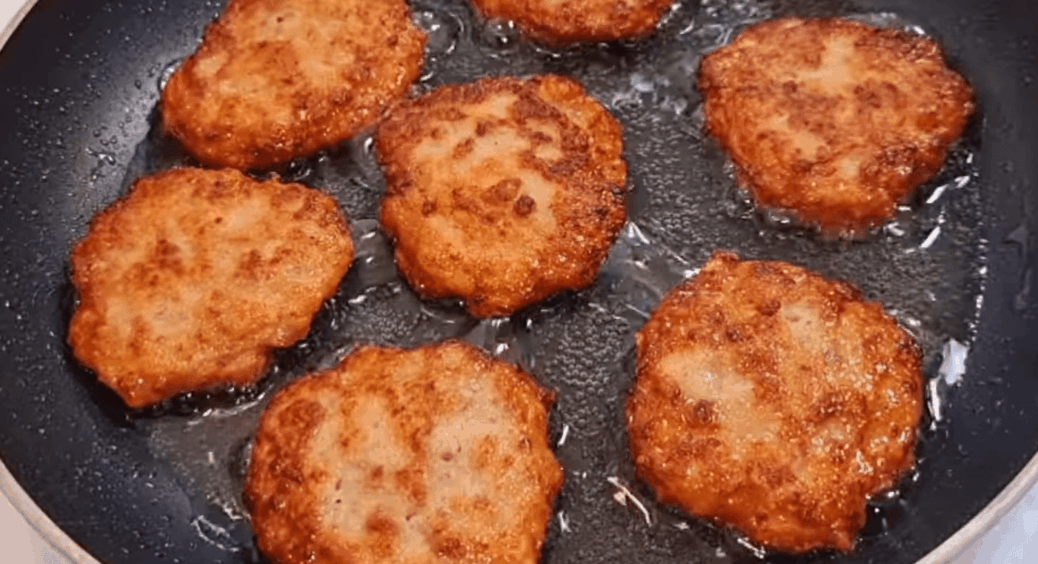 Додаю це у фарш замість хліба: котлети виходять соковитими і не розвалюються 