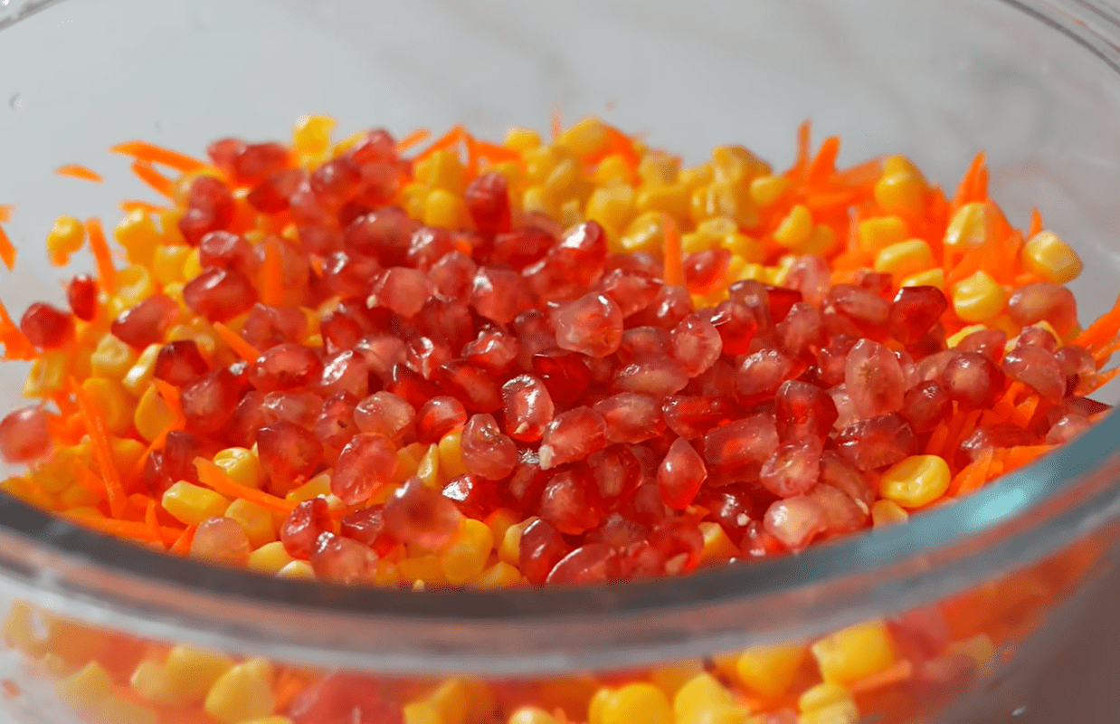 Рецепт дуже смачного і корисного салату з морквою і гранатом